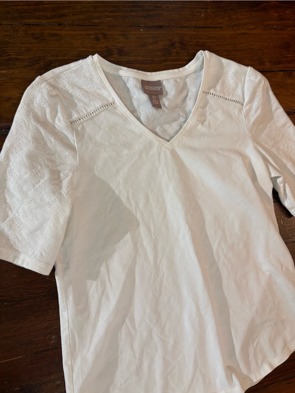Chicos white eyelet short sleeve v neck tee top shirt size 4 - Picture 2 of 4